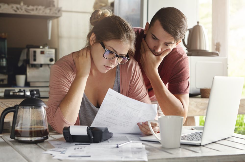 Suas dívidas consomem toda a sua renda? Isso pode ser ilegal. Conheça o mínimo existencial com o escritório Viegas e Viegas