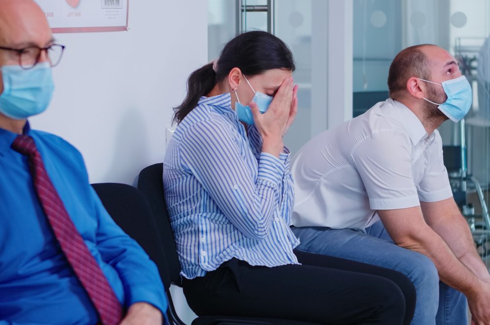 Tem medo de ser demitido durante o tratamento de saúde? Dra. Kátia Viegas esclarece seus direitos