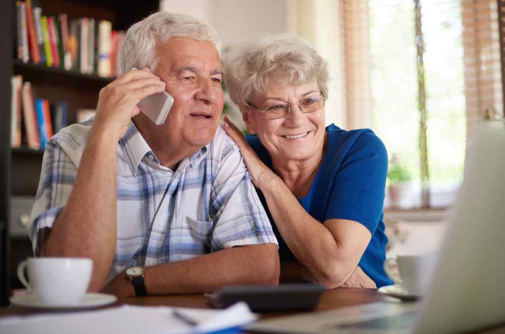 Golpes contra aposentados: quais frases devem acender seu sinal de alerta?