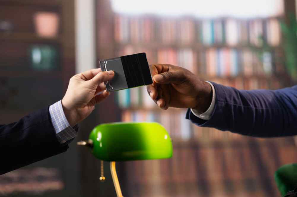 Juiz suspende descontos de homem que negou contratar cartão consignado