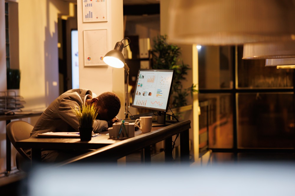 A análise da Dra. Kátia Viegas sobre burnout e proteção ao trabalhador